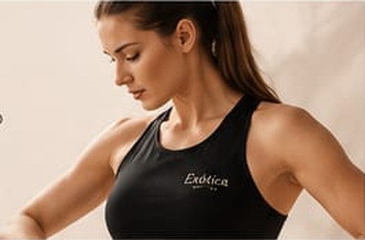 Modelo com regata preta da linha fitness