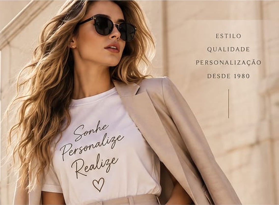 Modelo vestindo camiseta branca personalizada com a frase Sonhe, Personalize, Realize